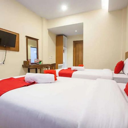 Hotel Reddoorz Premium @ Jalan Cengkeh Malang Exterior foto