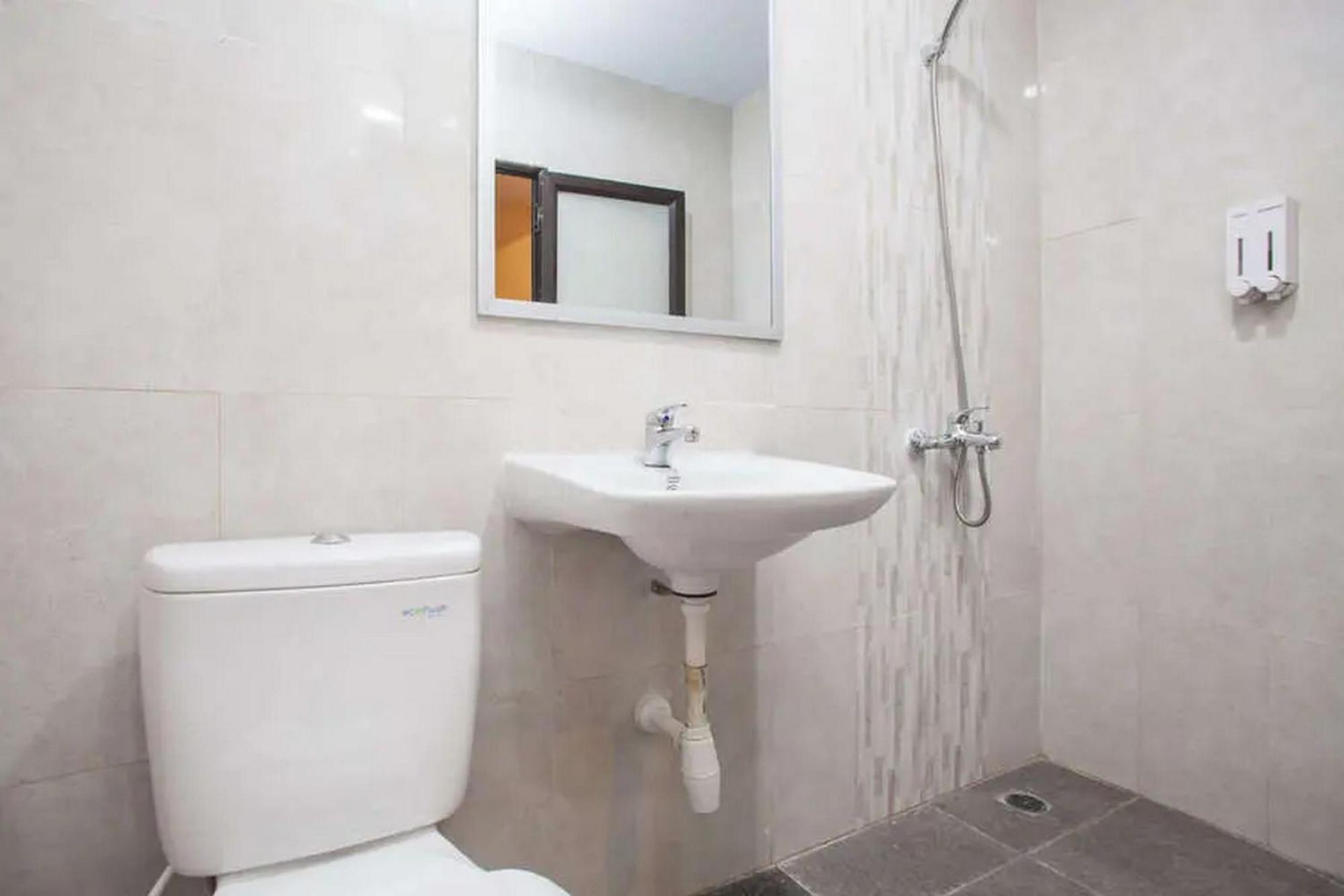 Hotel Reddoorz Premium @ Jalan Cengkeh Malang Exterior foto