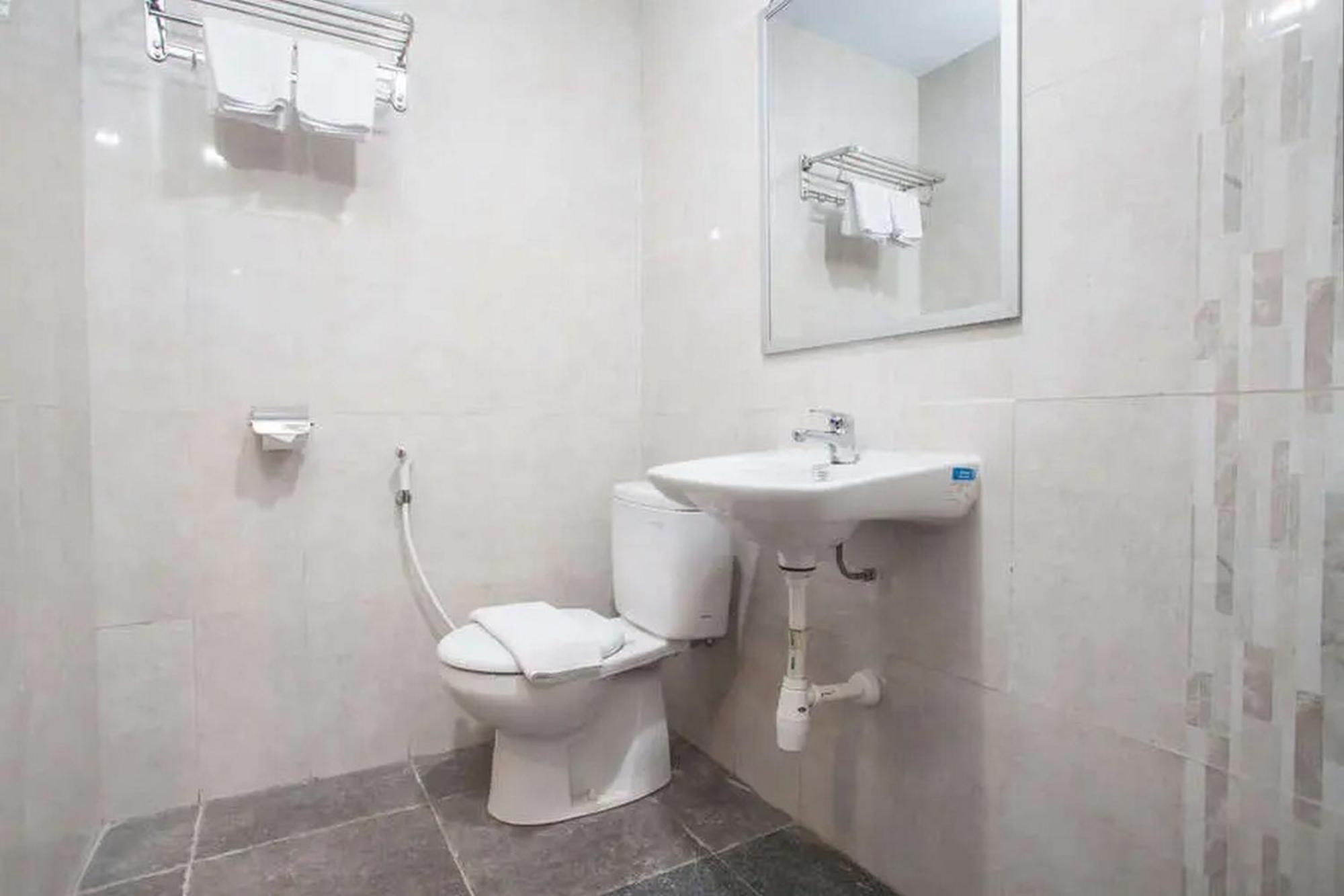Hotel Reddoorz Premium @ Jalan Cengkeh Malang Exterior foto