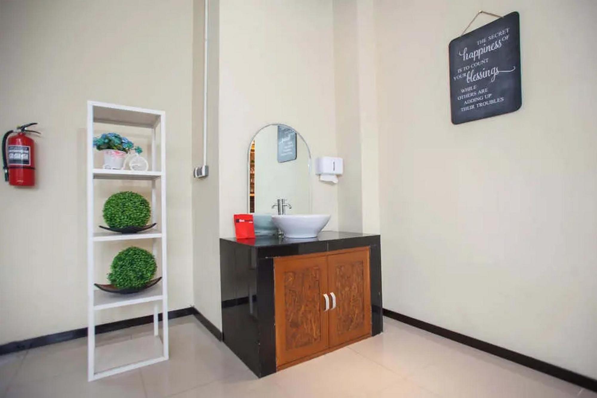 Hotel Reddoorz Premium @ Jalan Cengkeh Malang Exterior foto