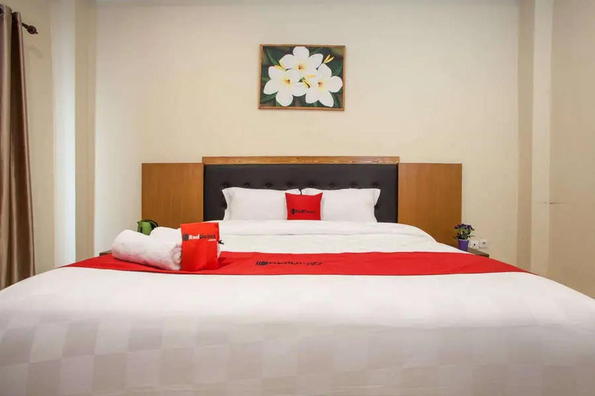 Hotel Reddoorz Premium @ Jalan Cengkeh Malang Exterior foto