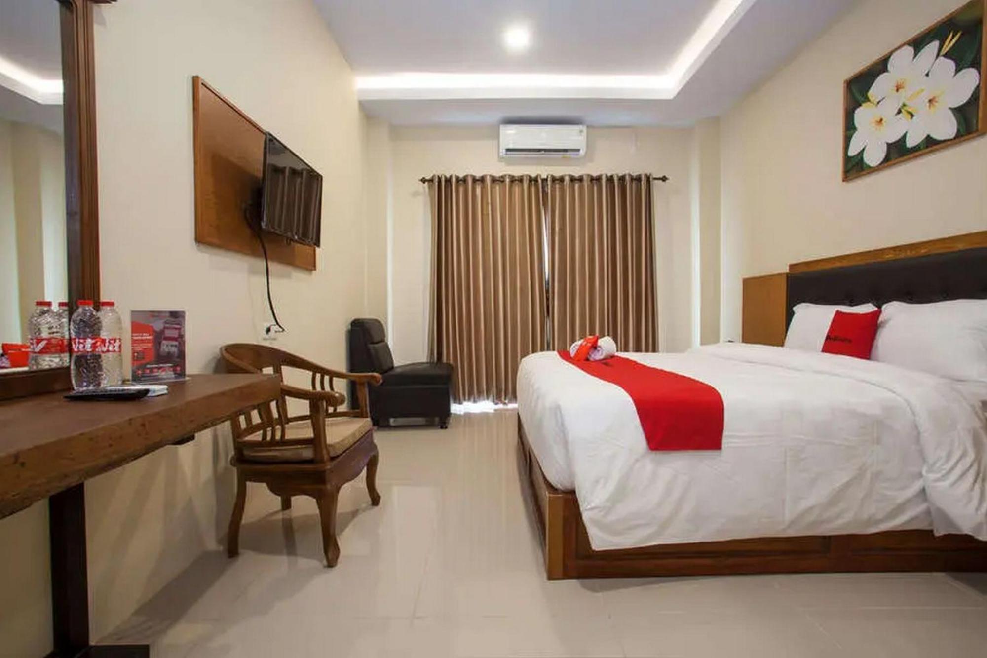 Hotel Reddoorz Premium @ Jalan Cengkeh Malang Exterior foto