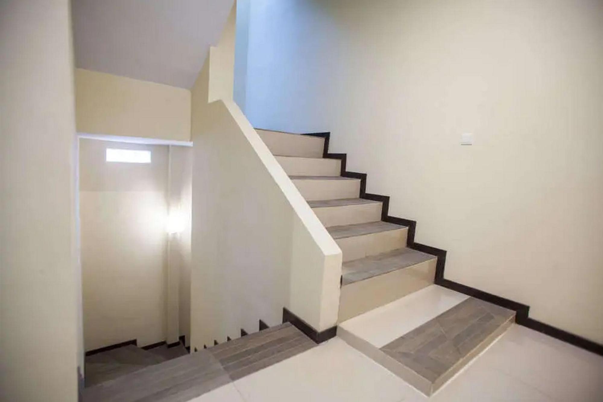 Hotel Reddoorz Premium @ Jalan Cengkeh Malang Exterior foto