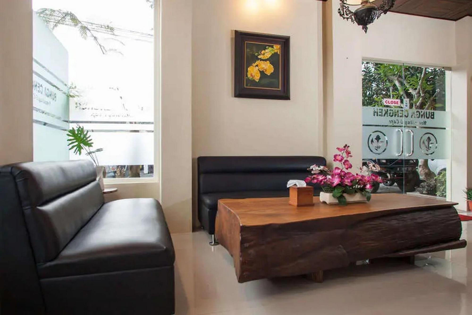 Hotel Reddoorz Premium @ Jalan Cengkeh Malang Exterior foto