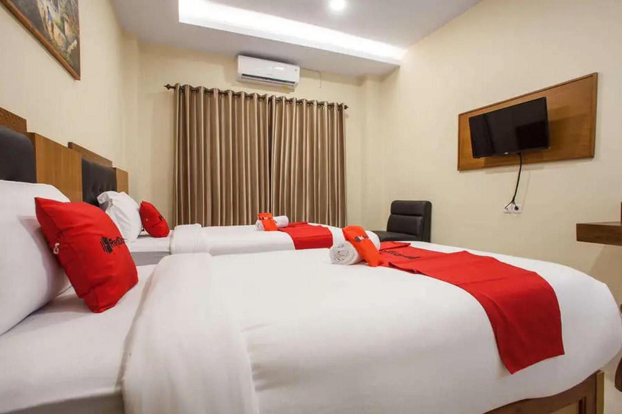 Hotel Reddoorz Premium @ Jalan Cengkeh Malang Exterior foto