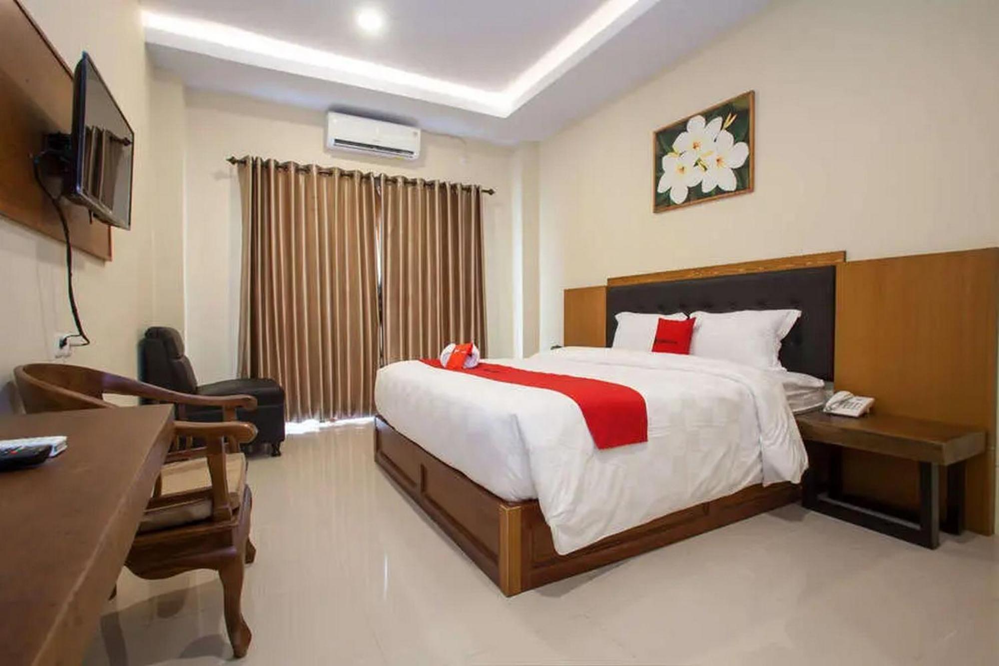 Hotel Reddoorz Premium @ Jalan Cengkeh Malang Exterior foto