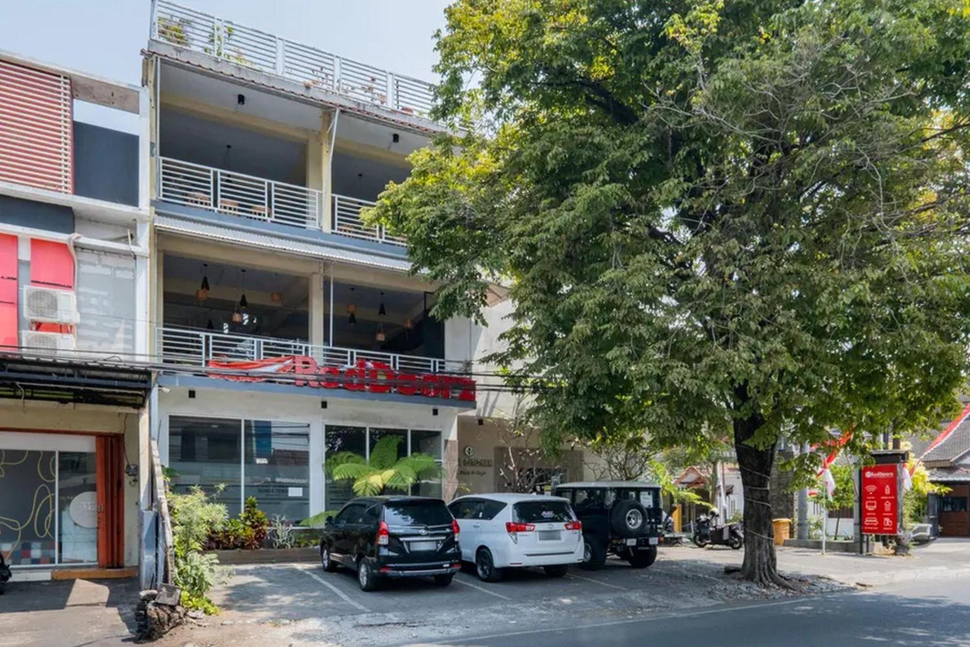 Hotel Reddoorz Premium @ Jalan Cengkeh Malang Exterior foto
