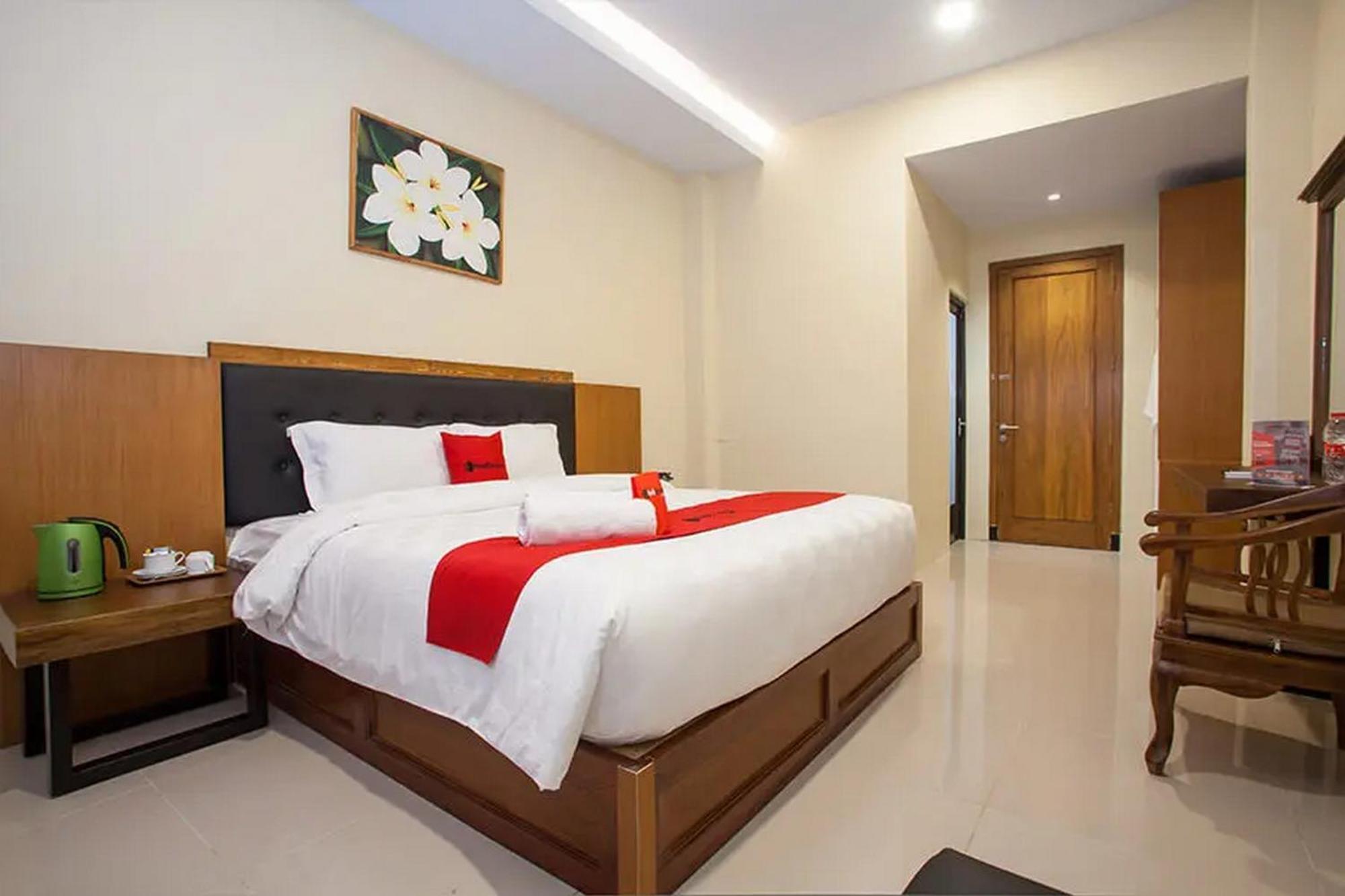 Hotel Reddoorz Premium @ Jalan Cengkeh Malang Exterior foto