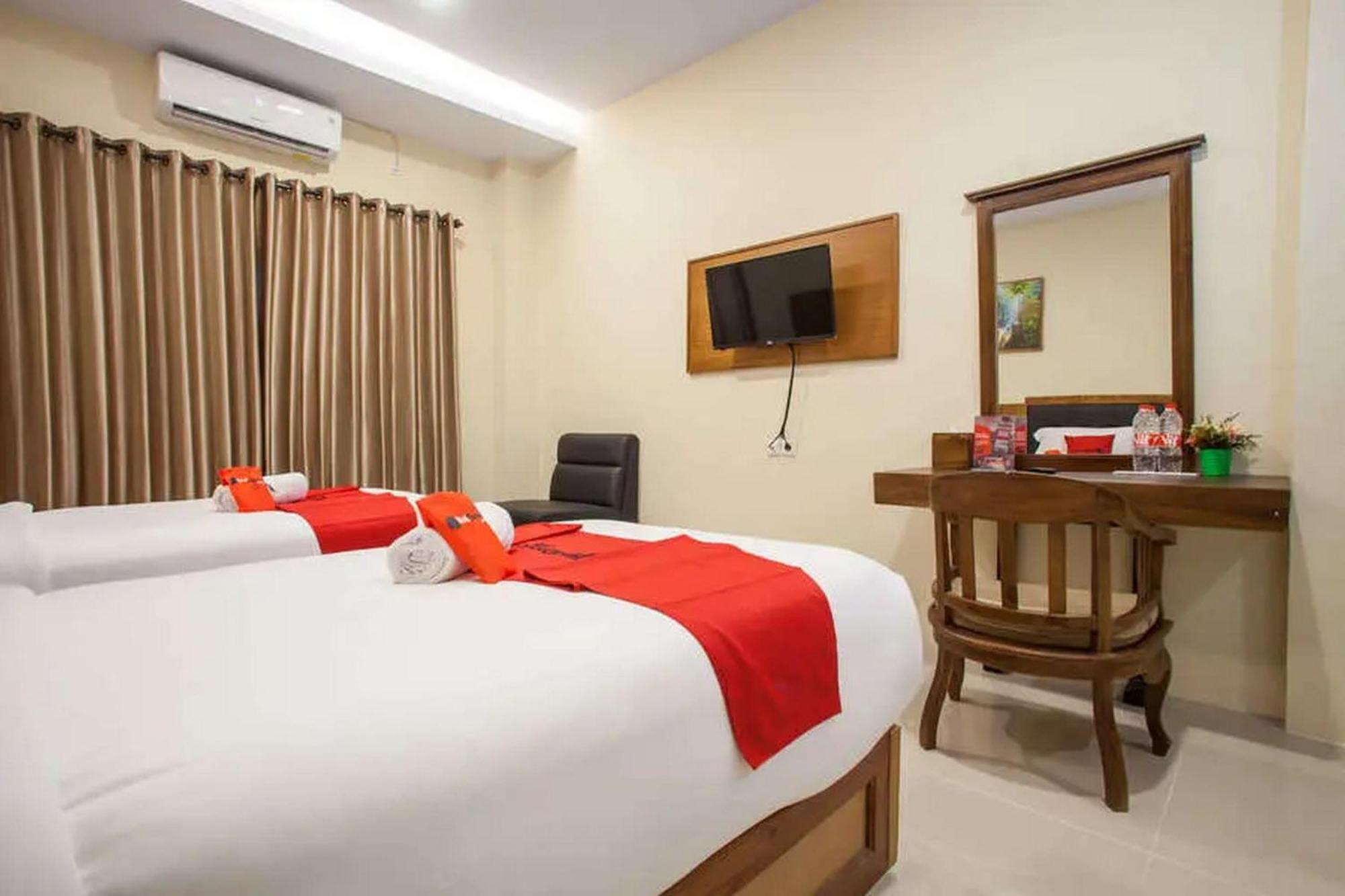 Hotel Reddoorz Premium @ Jalan Cengkeh Malang Exterior foto
