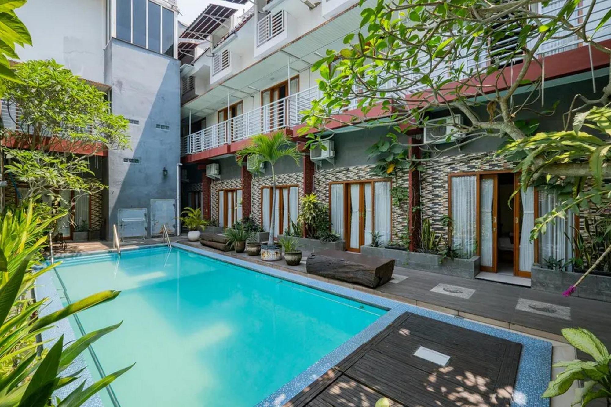 Hotel Reddoorz Premium @ Jalan Cengkeh Malang Exterior foto