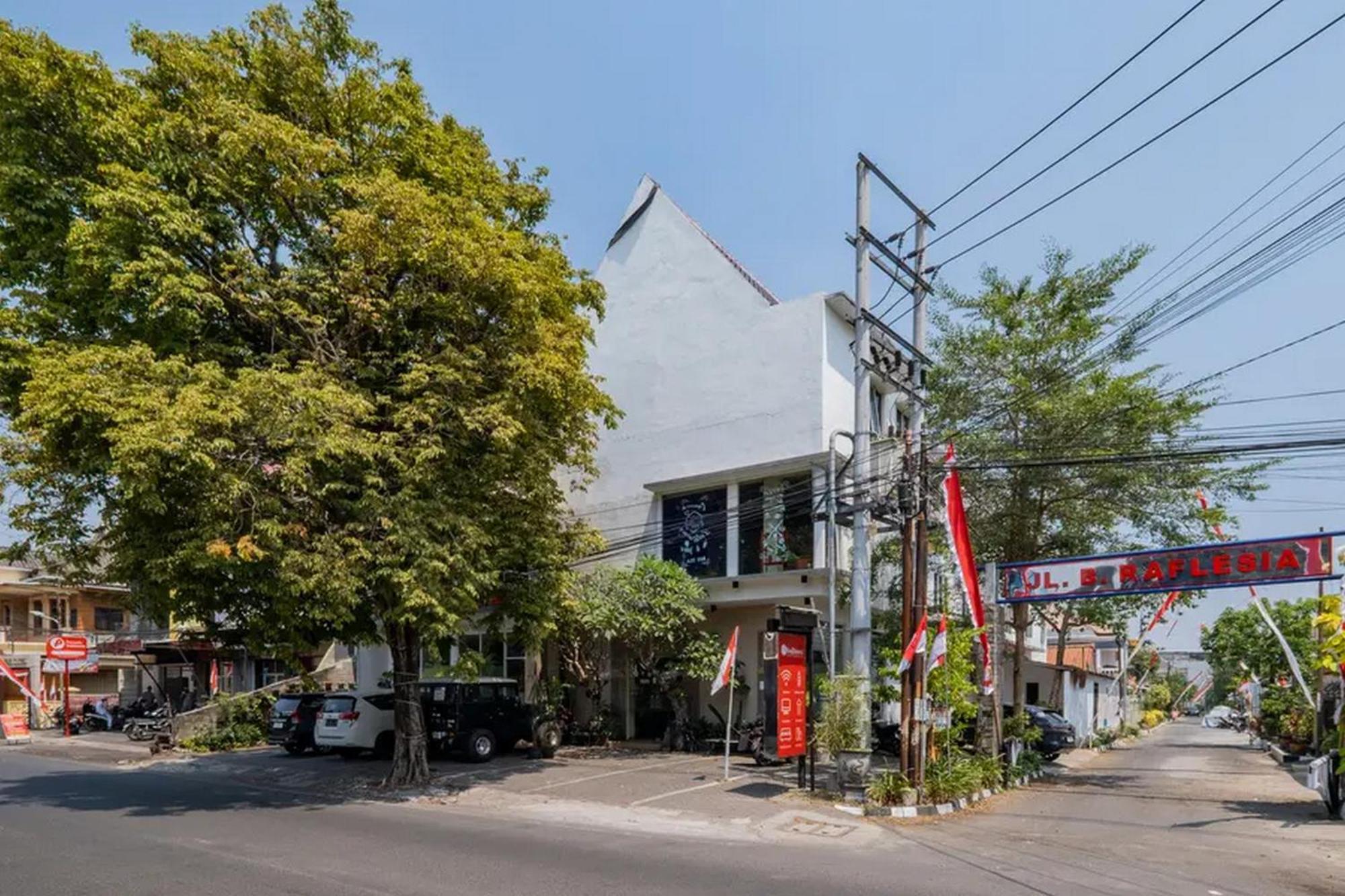 Hotel Reddoorz Premium @ Jalan Cengkeh Malang Exterior foto